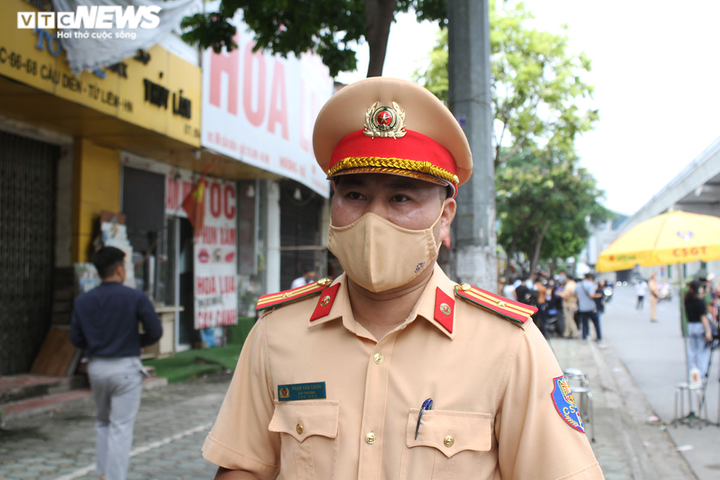 Sử dụng giấy đi đường QR Code, người Hà Nội nhẹ nhàng qua chốt vào 'vùng đỏ' - 6