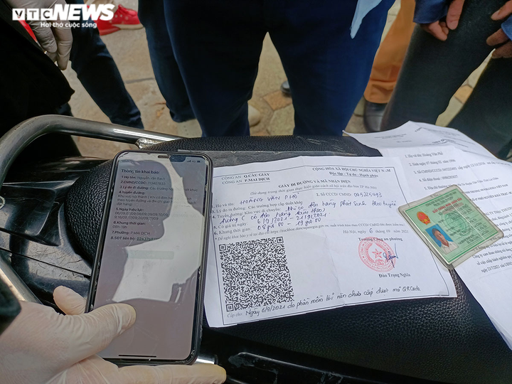 Sử dụng giấy đi đường QR Code, người Hà Nội nhẹ nhàng qua chốt vào 'vùng đỏ' - 10
