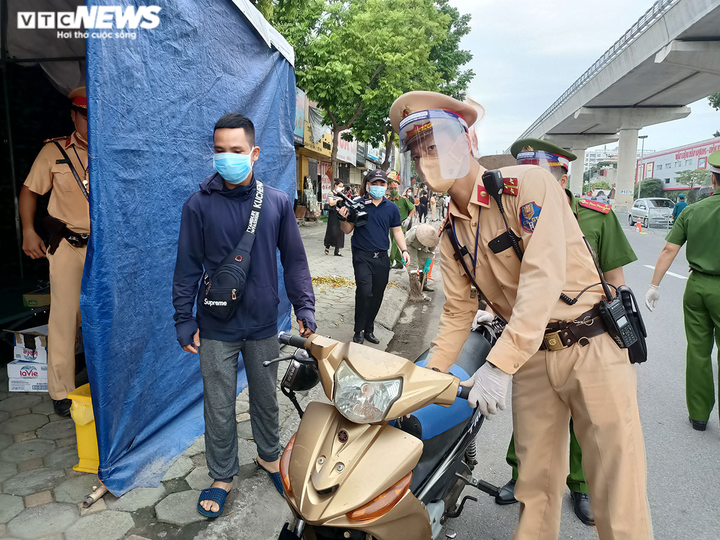 Sử dụng giấy đi đường QR Code, người Hà Nội nhẹ nhàng qua chốt vào 'vùng đỏ' - 9