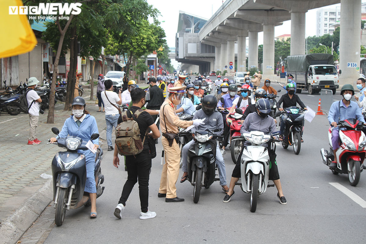 Sử dụng giấy đi đường QR Code, người Hà Nội nhẹ nhàng qua chốt vào 'vùng đỏ' - 12