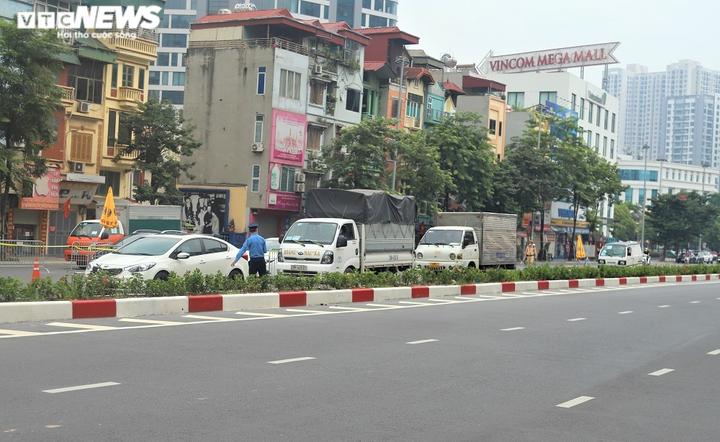 Người Hà Nội đi ngược chiều lên cầu Vĩnh Tuy, né chốt kiểm soát 'vùng đỏ' - 2