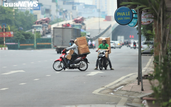 Người Hà Nội đi ngược chiều lên cầu Vĩnh Tuy, né chốt kiểm soát 'vùng đỏ' - 7