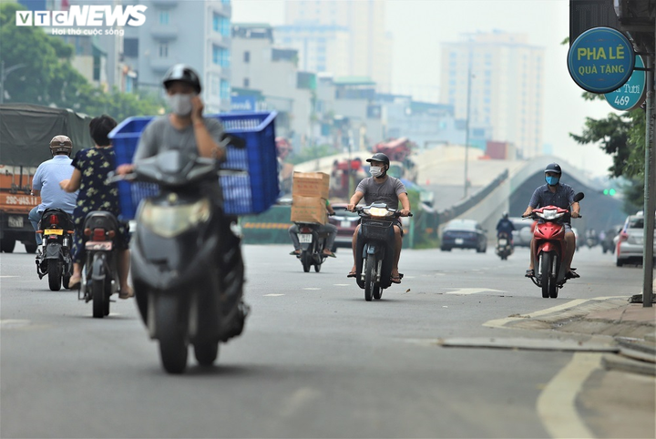 Người Hà Nội đi ngược chiều lên cầu Vĩnh Tuy, né chốt kiểm soát 'vùng đỏ' - 3