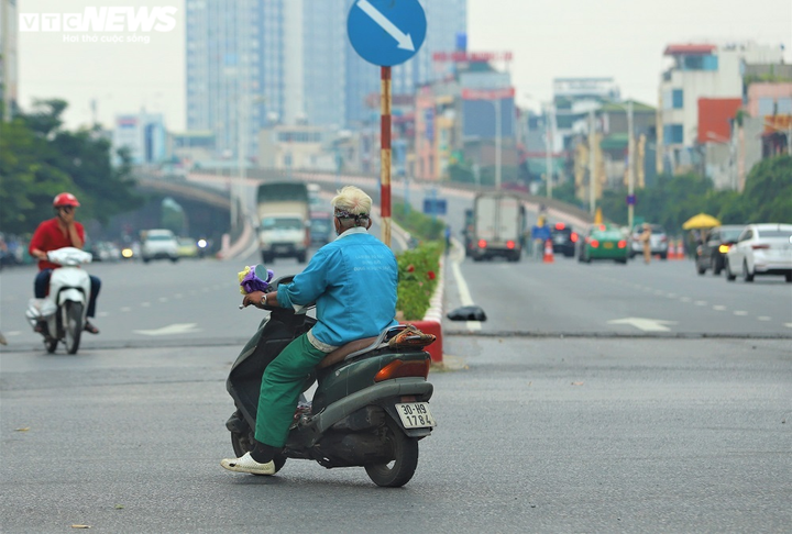 Người Hà Nội đi ngược chiều lên cầu Vĩnh Tuy, né chốt kiểm soát 'vùng đỏ' - 6