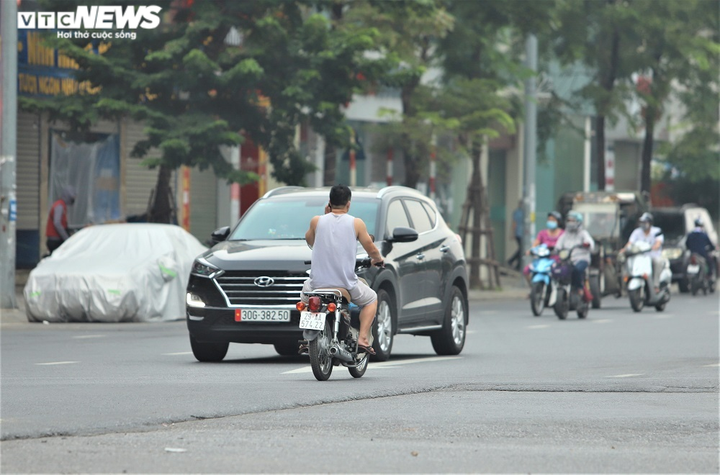 Người Hà Nội đi ngược chiều lên cầu Vĩnh Tuy, né chốt kiểm soát 'vùng đỏ' - 4