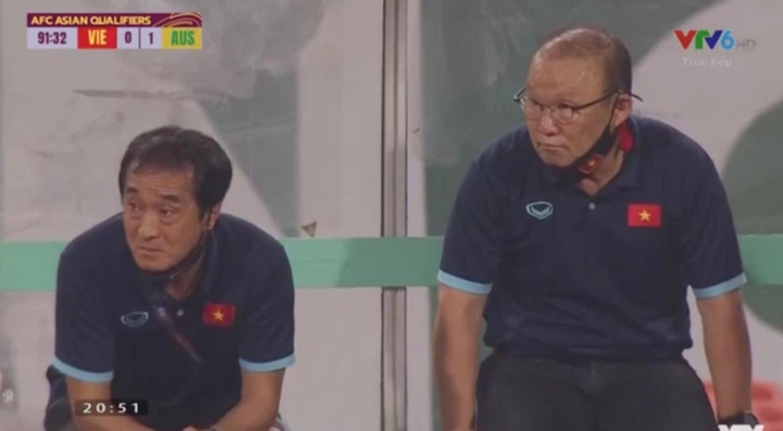 Bắt gặp khoảnh khắc HLV Park ‘nhìn lén’ trọng tài check VAR, biểu cảm ‘cute xỉu’ - 2