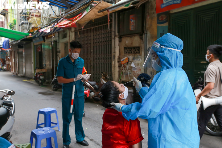 Ảnh: Hà Nội phong tỏa khu dân cư 800 người sau khi phát hiện 4 ca mắc COVID-19 - 7