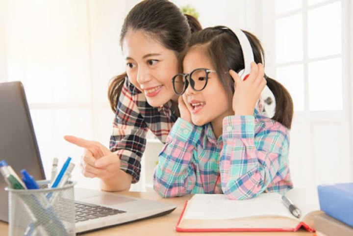 Tôi phải bỏ việc ở nhà để trông con học online - 1