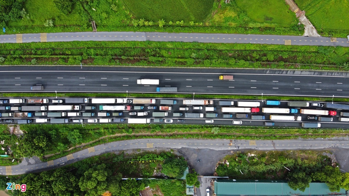 Chỉ bố trí 2 người kiểm tra mã QR, xe luồng xanh ùn tắc 4km trên cao tốc - 9