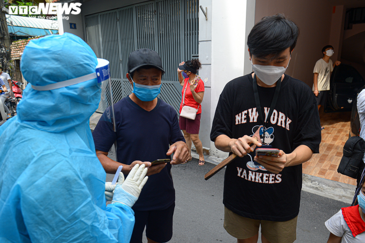 Ảnh: Cán bộ y tế Bắc Giang chi viện Hà Nội xét nghiệm COVID-19 diện rộng - 4