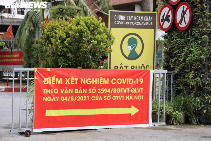Ảnh: Hà Nội test nhanh COVID-19 cho lái xe luồng xanh - 1