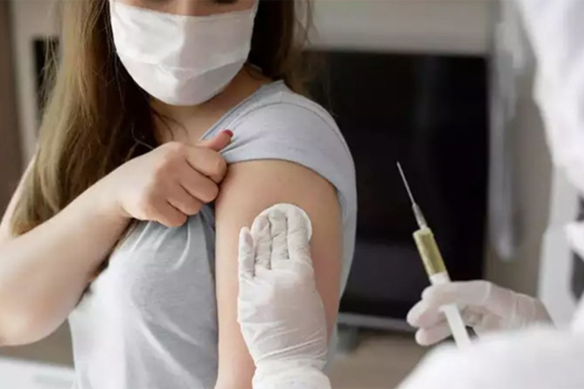 Phản ứng sau tiêm vaccine COVID-19 giữa nam và nữ khác nhau thế nào? - 1