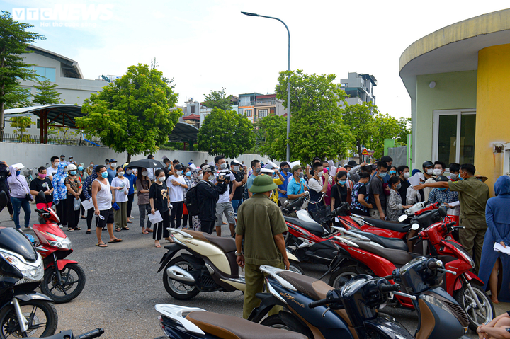Ảnh: Người dân chen chúc chờ tiêm vaccine phòng COVID-19 ở Hà Nội - 3
