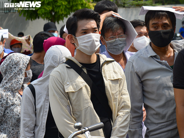 Ảnh: Người dân chen chúc chờ tiêm vaccine phòng COVID-19 ở Hà Nội - 4