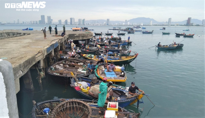 Ảnh: Hàng trăm chiến sĩ hối hả kéo tàu thuyền tránh bão Conson - 3