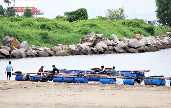 Ảnh: Hàng trăm chiến sĩ hối hả kéo tàu thuyền tránh bão Conson - 5