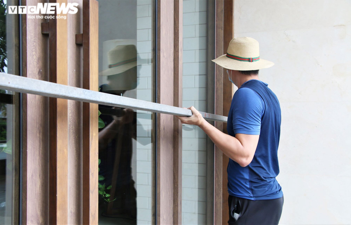 Ảnh: Hàng trăm chiến sĩ hối hả kéo tàu thuyền tránh bão Conson - 8