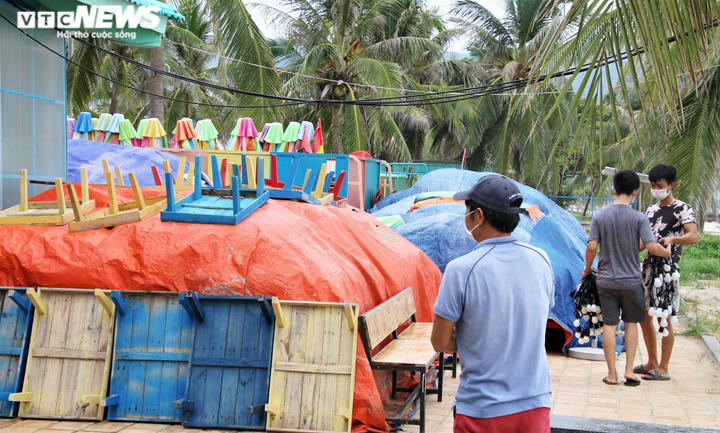 Ảnh: Hàng trăm chiến sĩ hối hả kéo tàu thuyền tránh bão Conson - 6