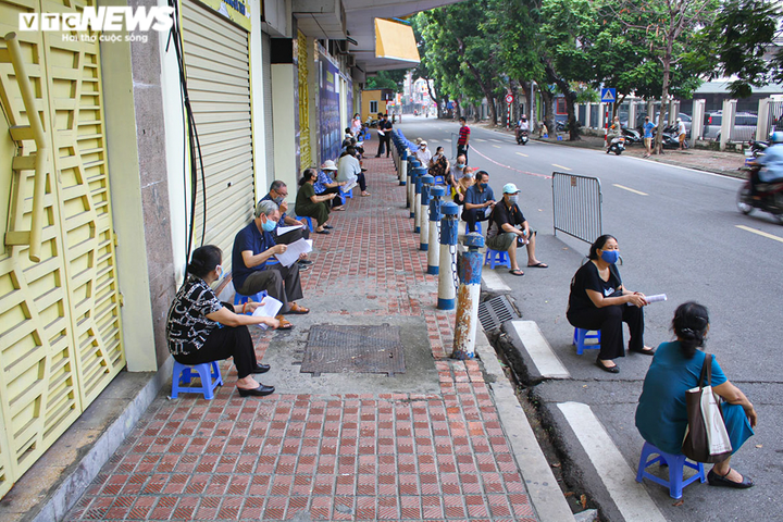 Người Hà Nội tiêm vaccine Sinopharm: 'Được tiêm là mừng rồi, loại nào cũng tốt' - 1