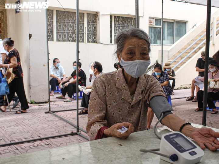 Người Hà Nội tiêm vaccine Sinopharm: 'Được tiêm là mừng rồi, loại nào cũng tốt' - 3