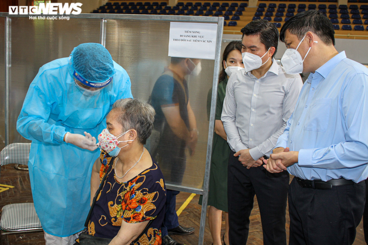 Người Hà Nội tiêm vaccine Sinopharm: 'Được tiêm là mừng rồi, loại nào cũng tốt' - 11