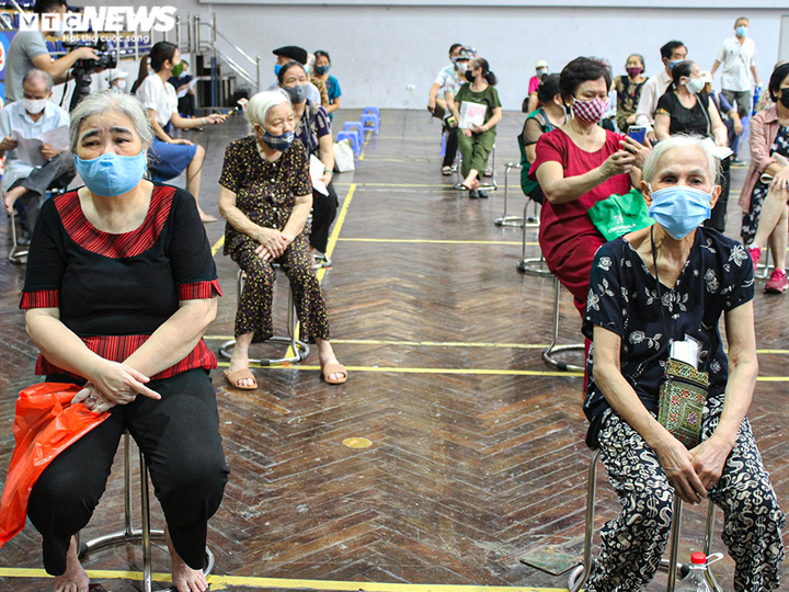 Người Hà Nội tiêm vaccine Sinopharm: 'Được tiêm là mừng rồi, loại nào cũng tốt' - 4