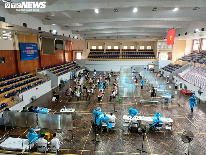 Người Hà Nội tiêm vaccine Sinopharm: 'Được tiêm là mừng rồi, loại nào cũng tốt' - 8