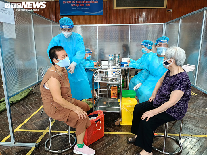 Người Hà Nội tiêm vaccine Sinopharm: 'Được tiêm là mừng rồi, loại nào cũng tốt' - 7