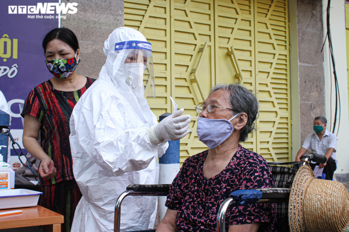 Người Hà Nội tiêm vaccine Sinopharm: 'Được tiêm là mừng rồi, loại nào cũng tốt' - 2