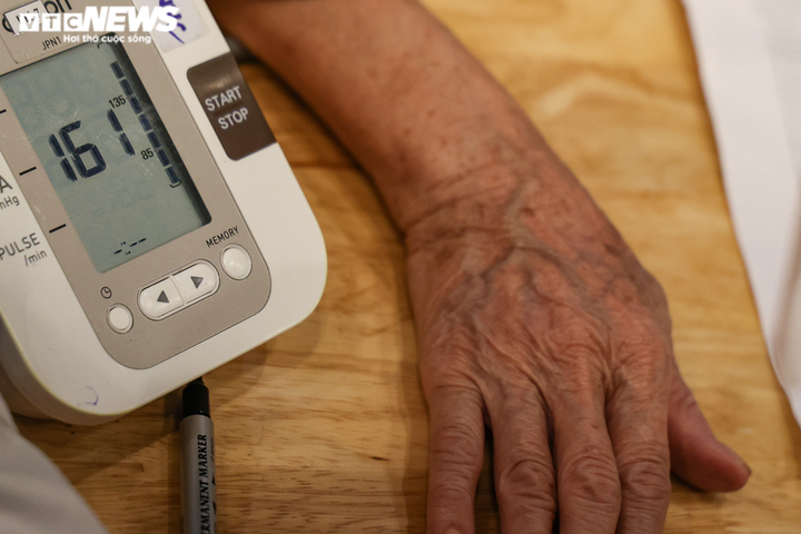 Ảnh: Xuyên đêm tiêm vaccine ngừa COVID-19 cho người dân Hà Nội - 10