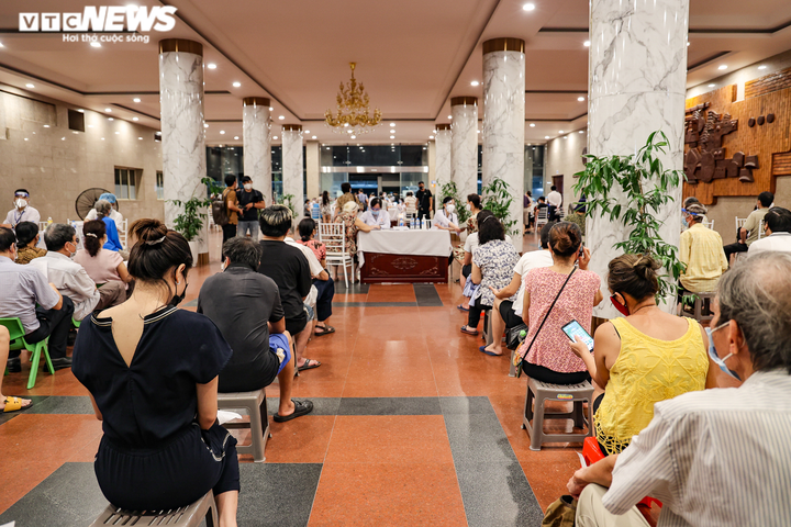 Ảnh: Xuyên đêm tiêm vaccine ngừa COVID-19 cho người dân Hà Nội - 4