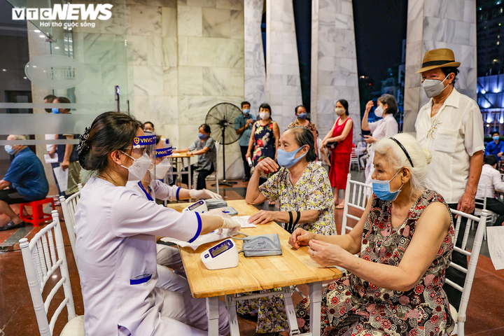 Ảnh: Xuyên đêm tiêm vaccine ngừa COVID-19 cho người dân Hà Nội - 6