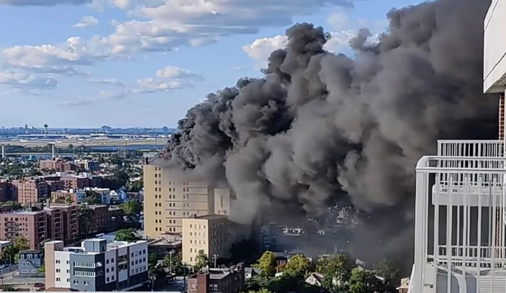 Ảnh: Cháy khủng khiếp tại bệnh viện ở Mỹ tạo cột khói đen cao ngút - 1