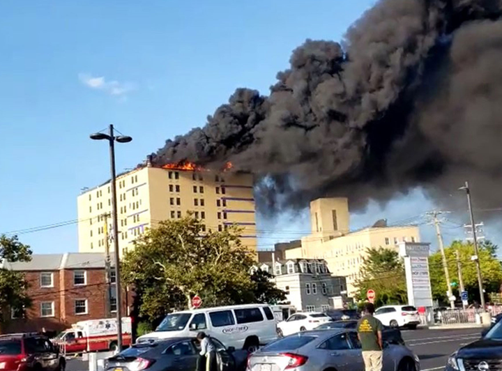 Ảnh: Cháy khủng khiếp tại bệnh viện ở Mỹ tạo cột khói đen cao ngút - 2