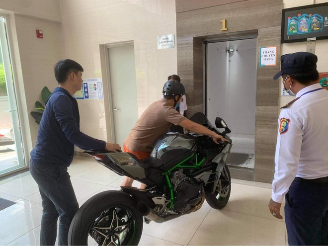 Chiếc môtô tiền tỷ được trưng bày tại căn hộ chung cư tầng 19 - 1