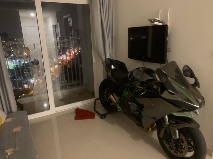 Người đàn ông mang môtô lên nhà riêng ở chung cư ảnh 3 Chiếc môtô tiền tỷ được trưng bày tại căn hộ chung cư tầng 19 - 3