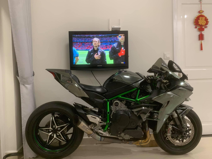 Người đàn ông mang môtô lên nhà riêng ở chung cư ảnh 2 Chiếc môtô tiền tỷ được trưng bày tại căn hộ chung cư tầng 19 - 2