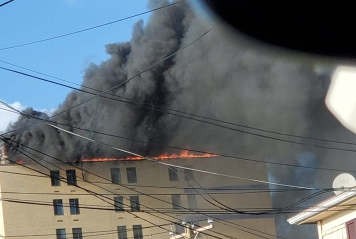 Ảnh: Cháy khủng khiếp tại bệnh viện ở Mỹ tạo cột khói đen cao ngút - 6