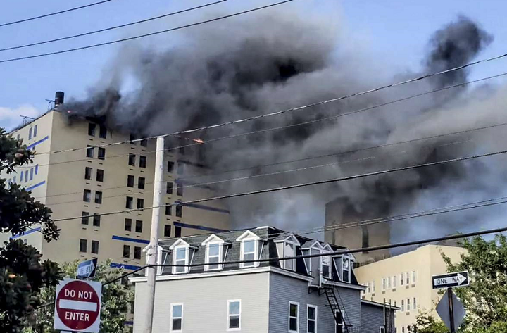 Ảnh: Cháy khủng khiếp tại bệnh viện ở Mỹ tạo cột khói đen cao ngút - 4