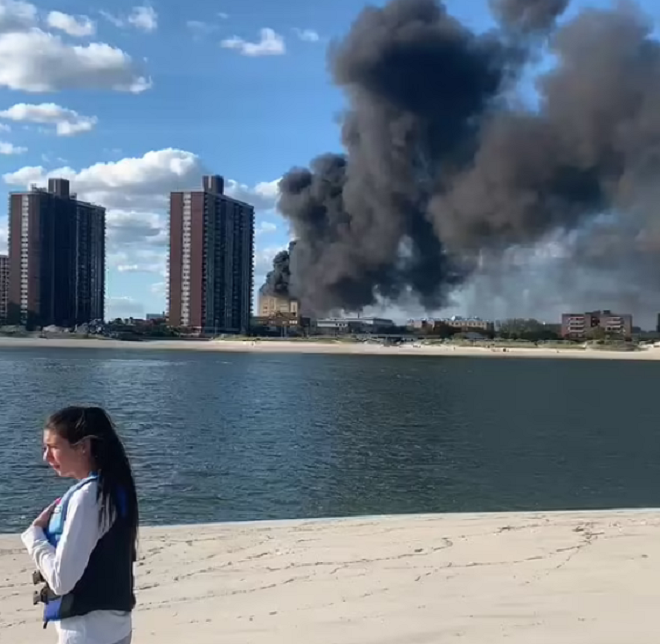 Ảnh: Cháy khủng khiếp tại bệnh viện ở Mỹ tạo cột khói đen cao ngút - 3