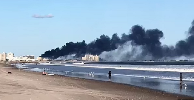 Ảnh: Cháy khủng khiếp tại bệnh viện ở Mỹ tạo cột khói đen cao ngút - 7