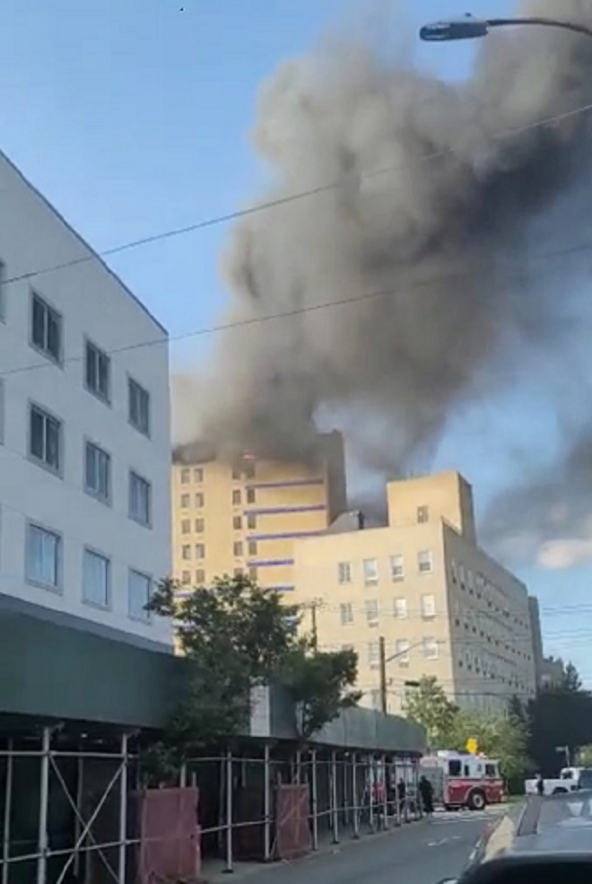 Ảnh: Cháy khủng khiếp tại bệnh viện ở Mỹ tạo cột khói đen cao ngút - 5