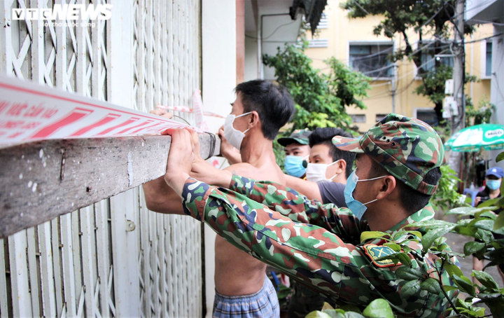 Bão Conson đang áp sát bờ, các tỉnh miền Trung khẩn trương di dời dân - 1