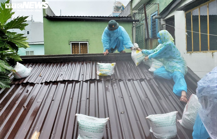 Người dân Đà Nẵng chạy đua trong mưa trắng trời chống bão đang áp sát - 7