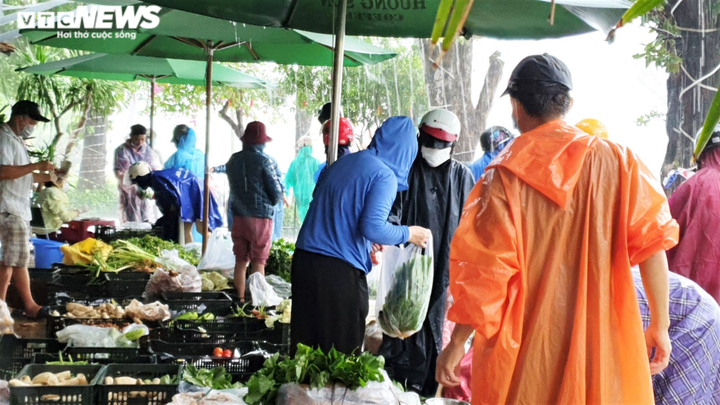 Người dân Đà Nẵng chạy đua trong mưa trắng trời chống bão đang áp sát - 4