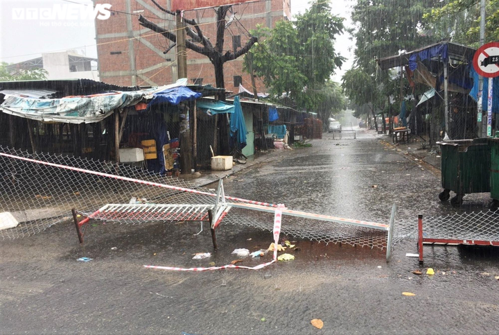 Người dân Đà Nẵng chạy đua trong mưa trắng trời chống bão đang áp sát - 2