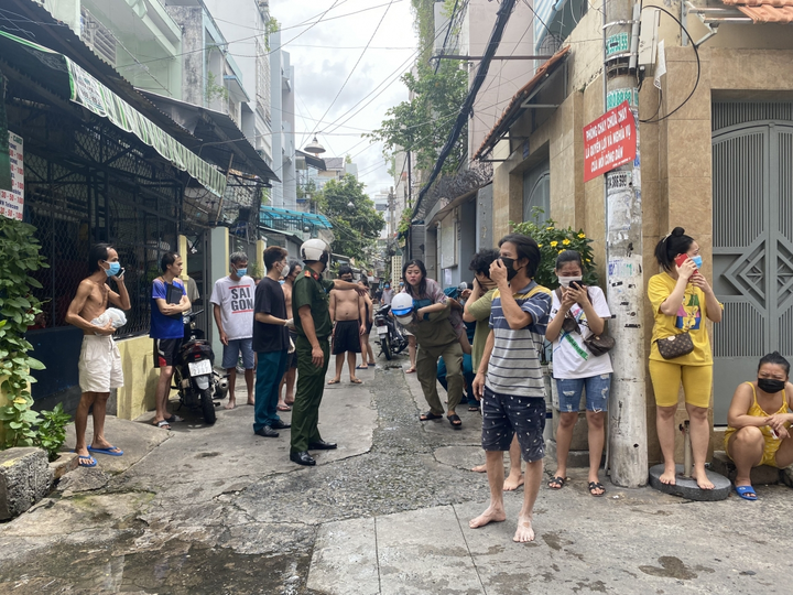 Cháy nhà trong hẻm ở TP.HCM, nhiều người mắc kẹt được giải cứu - 3