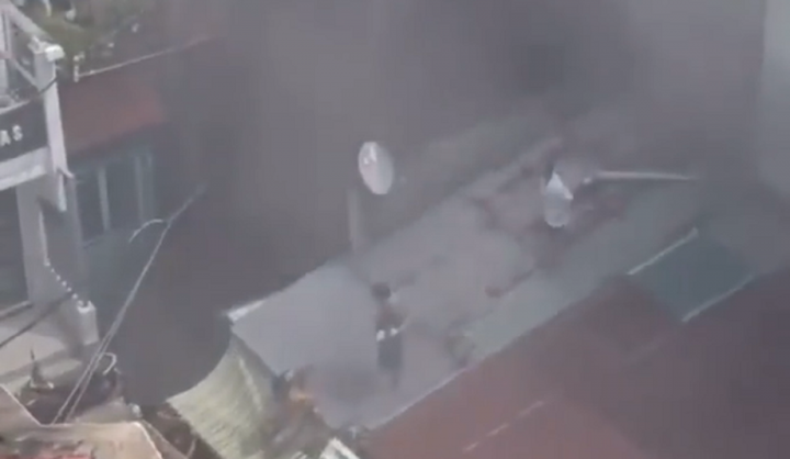 Cháy nhà trong hẻm ở TP.HCM, nhiều người mắc kẹt được giải cứu - 4