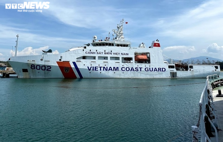 Vào đảo Lý Sơn tránh bão, tàu kéo sà lan gặp sự cố, 12 thuyền viên kêu cứu - 1