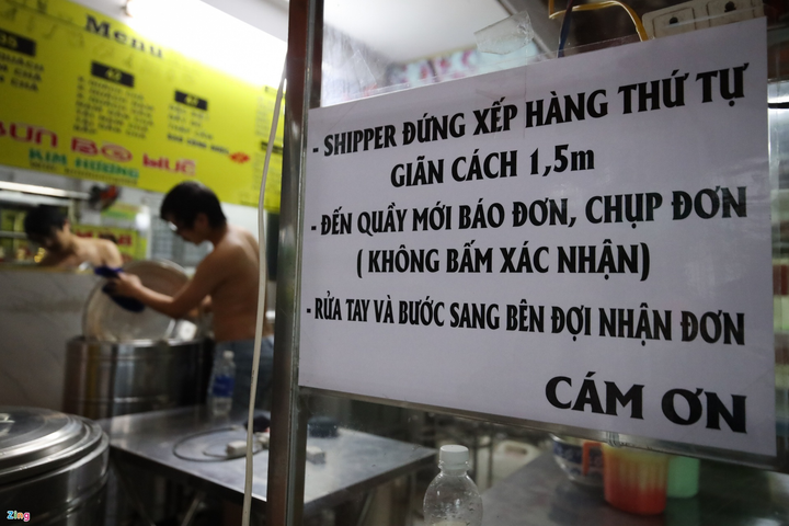 Vì sao hàng quán ở TP.HCM bối rối với '3 tại chỗ, 4 tự'? - 3